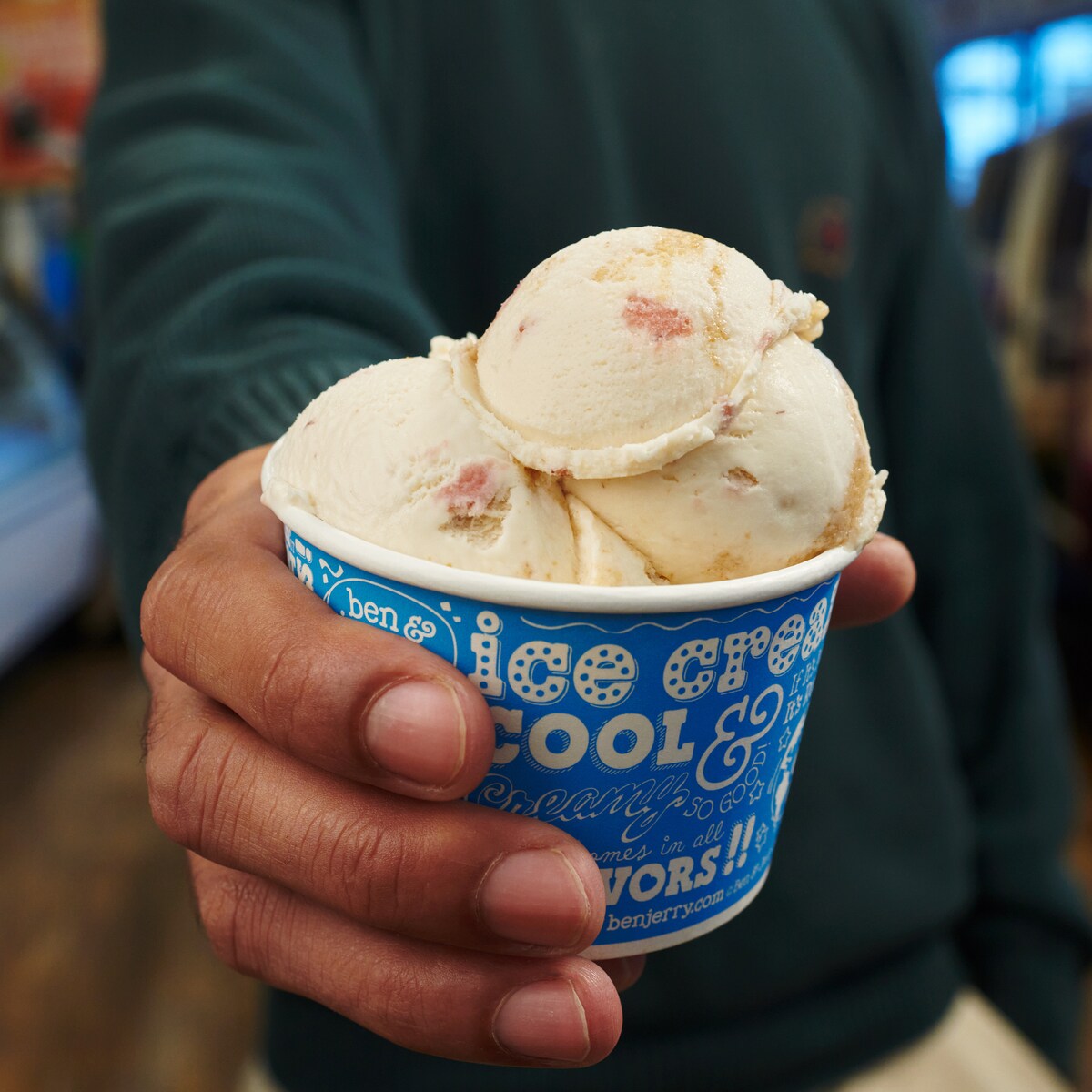 Strawberry Cheezecake Ice Cream - Bulk 2 / 3
