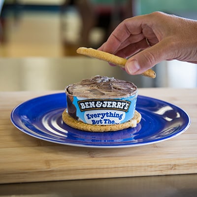 Picture of the slice on a cookie and the other cookie going on top of it